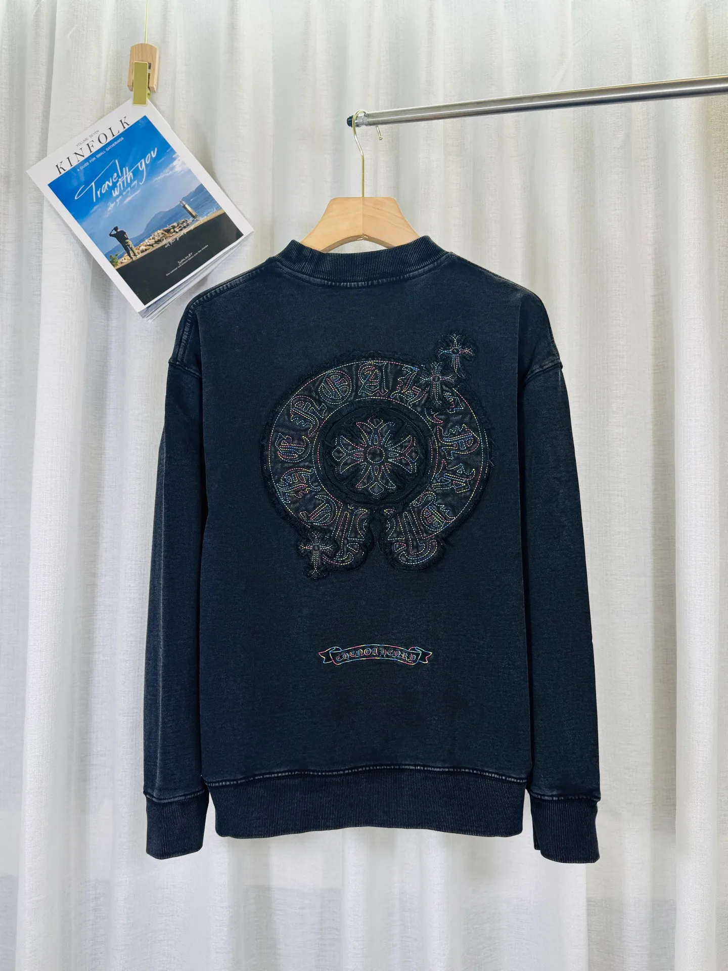 P270 top version, real shot without P, ​​different from market currency) 𝗖𝗵𝗿𝗼𝗺𝗲 𝗛𝗲𝗮𝗿𝘁𝘀/Cro Heart 2025 washed patch embroidery autumn and winter new original single counter American laser burnt 3D three-dimensional color embroidered couple casual sweatshirt 👑The highest version! Customized fabric 430g tripe terry fabric! American acid-washed and distressed original fabric laser burnt ✟appliqué embroidery and exquisite embroidery of letters! The best-selling model in the counter, very comfortable to wear. Accessories: original molded and authenticated collar label➕100% silk wash label. Genuine purchase-grade original hangtag➕matching hanging rope➕3D hanging beads➕original packaging bag. Craftsmanship: The original version has consistent wiring! The highest version of the armhole matching technique! Color: Gray Black Size: S M L XL Style No.: 9306